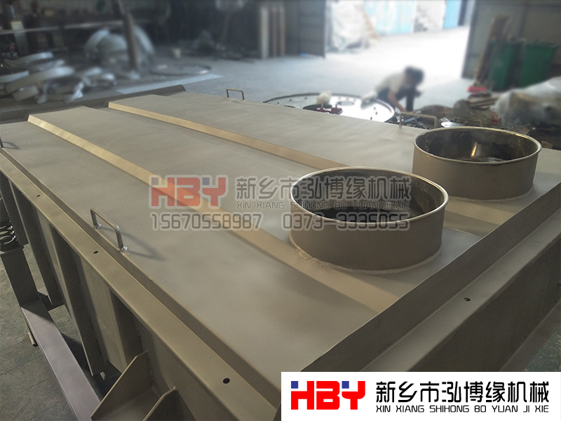 兩臺不銹鋼噴砂直線篩分機已經生產完畢  正在組裝當中