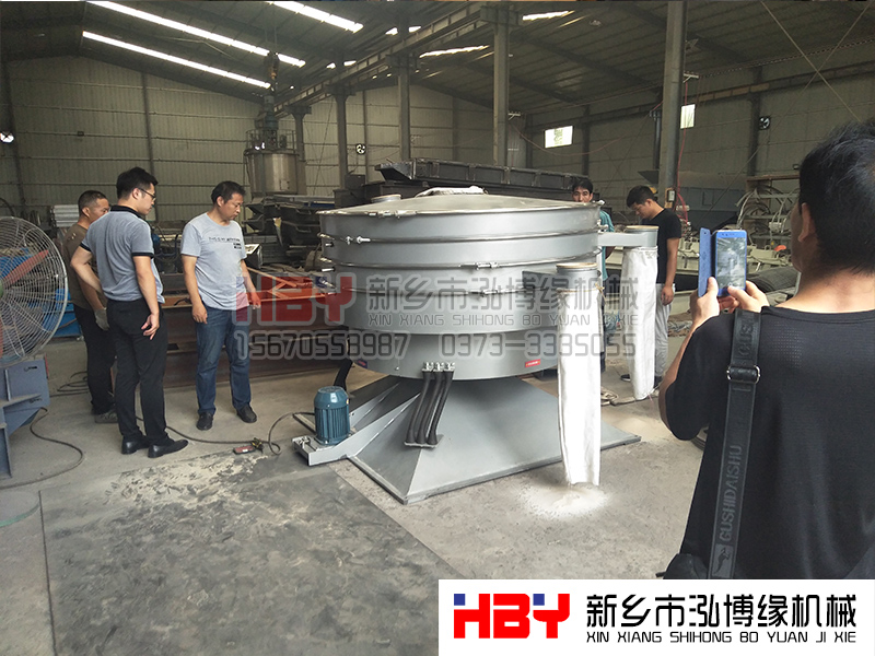 山西忻州市的客戶細(xì)沙篩分來我廠試機進行分選